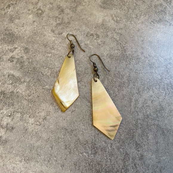 Golden sunrise shimmering vintage shell earrings. - Picture 3 of 4